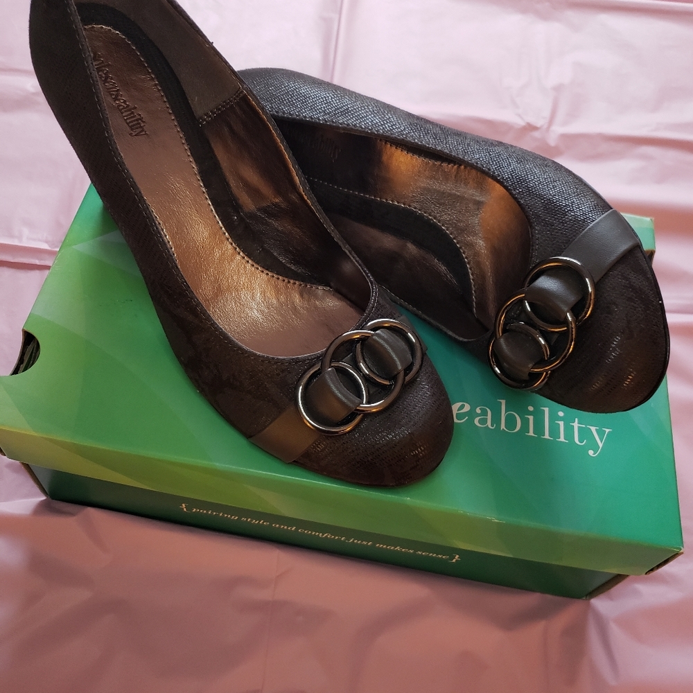 Grey pump size 9 in wide width